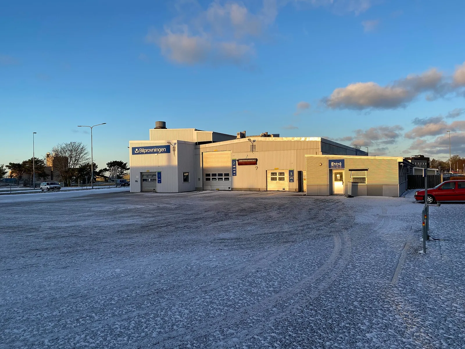Bilprovningens besiktningsstation i Visby en vinterdag